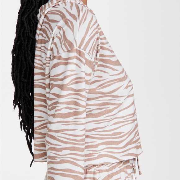 Onzie Weekend Cropped Hoddie Camel Zebra Print - Picture 4 of 10